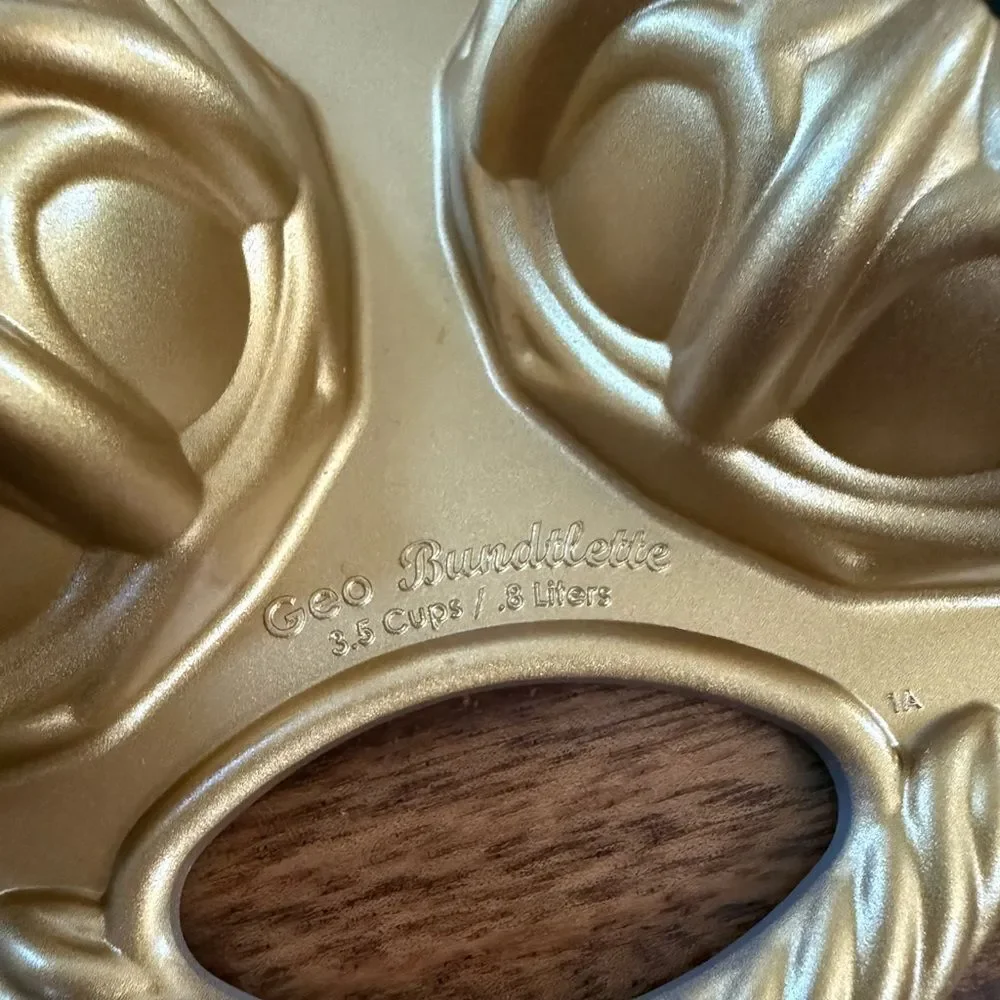 NWOT Nordic Ware Geo Bundtlette Pan